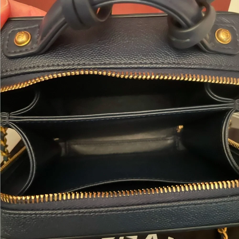 Chanel Caviar CC Filigree Vanity Case - Picture 4 of 11